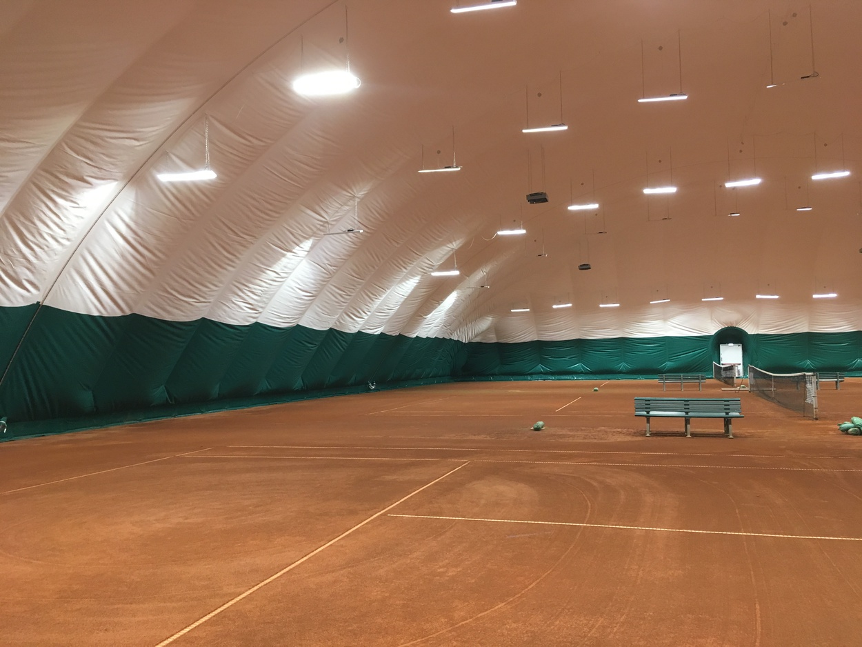 Sandplatztennis im Winter